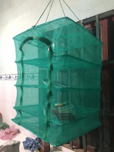lồng phơi bảo quản cá khô trong gác bếp